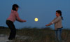 Manon et Romane jouent avec la Lune