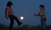 Manon et Romane jouent au foot avec la Lune